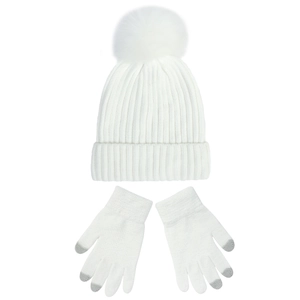 Detail der weißen Strickmütze mit Kunstfellbommel und Touchscreen-kompatiblen Handschuhen