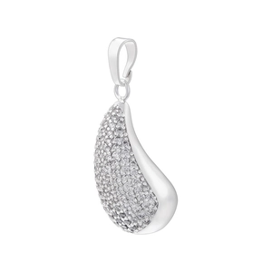 Détail du pendentif goutte d'argent avec pavé de zircons et finition polie miroir brillant
