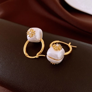 Vue macro détaillée des boucles d'oreilles vintage plaquées or 18k avec perles et zircon