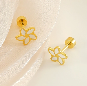Details von weißen Emaille-Blumenohrsteckern mit sicherem Gold-Schraubverschluss