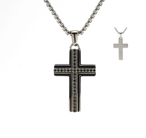 Detailansicht des polierten Silberkreuz-Anhängers mit schwarzen Zirkonia auf Stahlkette
