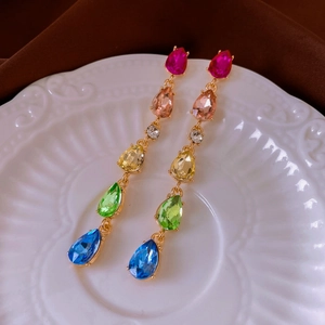 Détails de boucles d'oreilles pendantes en cristal coloré et monture en métal doré