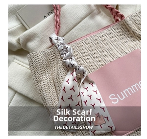 Détail du sac cabas beige tissé avec poche en cuir rose et foulard décoratif