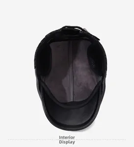 Dettaglio del cappello invernale da uomo con calda fodera in pile grigio e cuciture