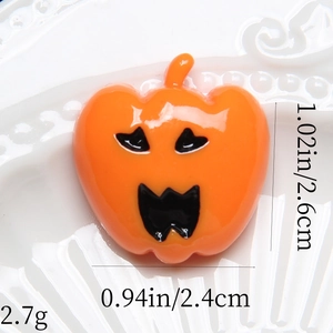 Macro di ciondolo a zucca con dettagli su dimensioni e peso su un piatto di ceramica