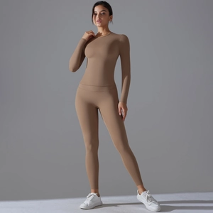 Détail du tissu brossé haute élasticité sur l'ensemble de yoga marron à manches