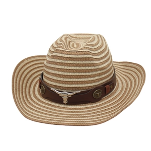 Détail du chapeau de paille western avec bande en cuir brun et emblème de taureau argenté