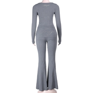 Détail de l'ensemble gris en maille avec inscription Angel au dos et pantalon évasé