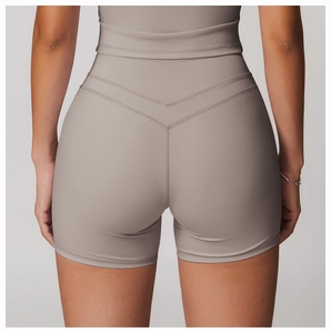 Détail du short de yoga taille haute avec couture en V pour un effet galbant fessier
