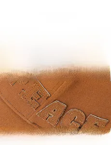 Gros plan détaillé de la broderie 3D blanche 'PEACE' sur une casquette en coton sergé orange