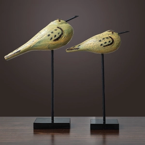 Lot de deux statues d'oiseaux en bois nordique avec fini craquelé sur socles noirs