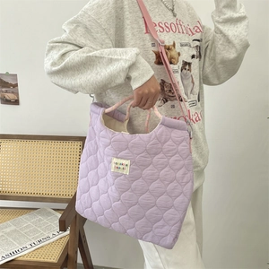 Détail du sac cabas matelassé lavande avec anses colorées et bandoulière réglable