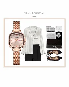 Montre carrée élégante en or rose avec chiffres romains présentée avec style