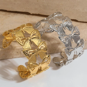 Bracelets manchettes ouverts avec papillons évidés en finitions dorée et argentée