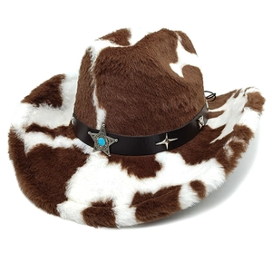 Détail d'un chapeau en peluche à motif vache avec bande cuir et boucle étoile