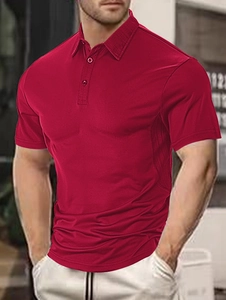 Dettaglio polo uomo rosso scuro in maglia a nido d'ape con colletto a bottoni
