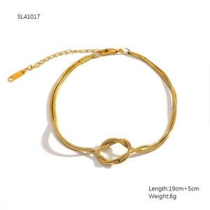 Λεπτομέρεια από επιχρυσωμένο βραχιόλι 18K με τριπλή αλυσίδα, κόμπο και κούμπωμα