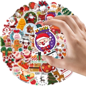 Nahaufnahme wasserdichter Weihnachtsaufkleber mit Weihnachtsmann- und Rentier-Motiven