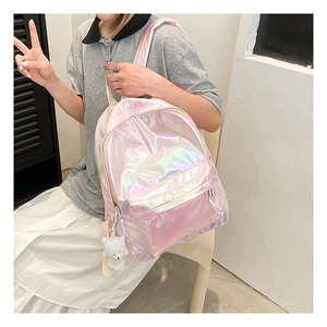 Detailansicht des pinkfarbenen Laser-Rucksacks mit weißem Bären-Schlüsselanhänger