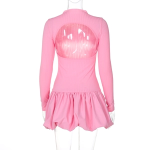 Robe rose à manches longues avec texture côtelée, dos nu et volants élégants