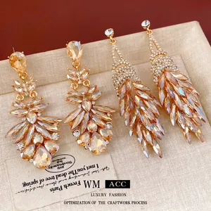 Boucles d'oreilles dorées avec fleurs en cristal et design de plumes en cascade