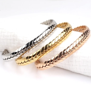 Ensemble de trois bracelets joncs tressés en acier inoxydable argent or et or rose
