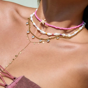 Ensemble de colliers dorés multicouches avec perles roses, étoile de mer et coquillage