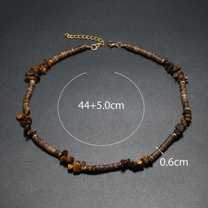Détail du collier de surf bohème avec perles en bois de 0,6 cm et pierres d'ambre, 44+5 cm