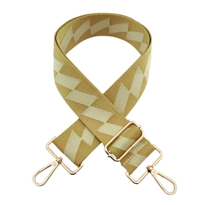 Dettaglio tracolla per borsa beige in tessuto 5cm con ganci in metallo dorato lucido