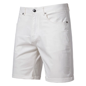 Détail du short décontracté en coton blanc avec bouton métallique et taille classique