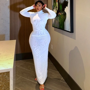 Détail d'une robe longue en maille blanche à col montant montrant la coupe ajustée