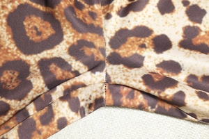 Vue détaillée des coutures et du motif léopard sur le tissu en maille élastique extensible