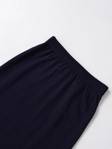 Détail de la taille haute côtelée élastique sur un tissu de jupe en maille bleu marine