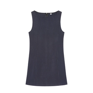 Robe courte sans manches bleu marine à fines rayures blanches avec col rond élégant