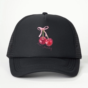 Cappellino trucker nero con stampa di ciliegie e scritta Have a good day per donna