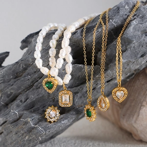 Set di collane in perle d'acqua dolce con ciondoli in zircone verde su roccia scura