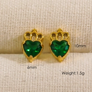 Detail of heart crown earrings in gold with green zircon and 10mm size specifications