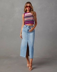 Gonna lunga in denim azzurro con spacco frontale e crop top in maglia a righe colorate