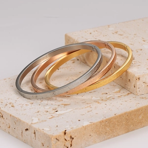 Dreifarbiges Edelstahl-Armreif-Set mit griechischem Schlüsselmuster in Gold und Silber