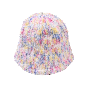 Dettaglio della trama in maglia peluche colorata del cappello bucket in tinte pastello