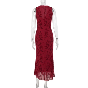 Détail de l'imprimé floral rouge foncé et de la fermeture éclair au dos de la robe longue