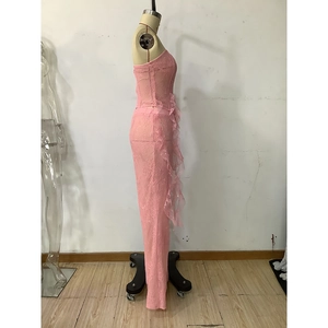 Détail du haut bandeau en dentelle rose et pantalon évasé avec bords à volants fins