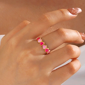 Anello a cuore in smalto rosa e acciaio inossidabile placcato oro 18K sulla mano