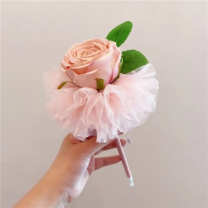 Roze kunstmatige roos decoratieve pen met tule en lint voor romantisch cadeaugebruik