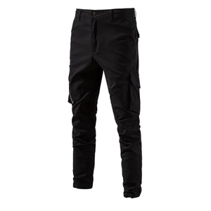 Dettaglio dei pantaloni cargo neri con ampie tasche laterali e zip in metallo decorate