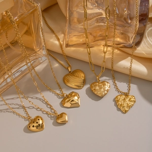 Colliers avec pendentifs cœur dorés sur fond de soie pour cadeau de Saint-Valentin