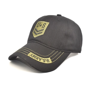 Vue détaillée de la broderie U.S. Army sur casquette tactique noire en coton sous un angle