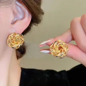 Orecchini a perno a fiore in metallo dorato intrecciato con design a spirale floreale