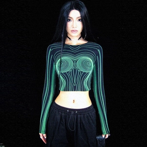 Détail du crop top avec motifs cyber onduleux et lignes vert néon sur fond noir