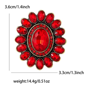 Dettaglio spilla a girasole con strass rossi, misura 3,6cm e peso di 14,4g